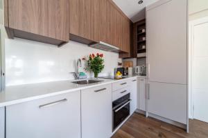 Elegant 2 Bedroom Apartment, Steps from History & V&A Museums, 2 Bathroom & 2 Elevators