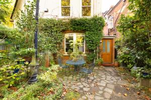 The Abinger Place - Inviting 2BDR House with Study Room & Garden