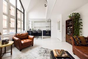 Stylish 2-Bed Loft Apartment with Terrace 2 min walk to Fulham Tube Station