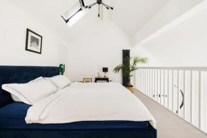 Stylish 2-Bed Loft Apartment with Terrace 2 min walk to Fulham Tube Station