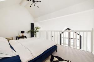 Stylish 2-Bed Loft Apartment with Terrace 2 min walk to Fulham Tube Station