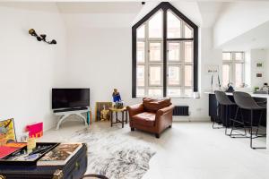 Stylish 2-Bed Loft Apartment with Terrace 2 min walk to Fulham Tube Station