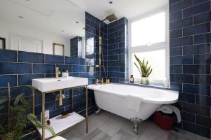 Stylish 2-Bed Loft Apartment with Terrace 2 min walk to Fulham Tube Station