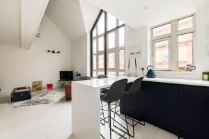 Stylish 2-Bed Loft Apartment with Terrace 2 min walk to Fulham Tube Station