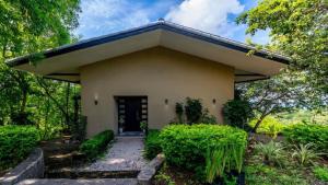 Nostalgic Retro Home on Luxurious Lot with a Private Infinity Pool and Ocean Views