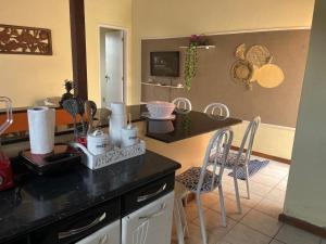 Conforto. Tres quartos com ar e cama de casal