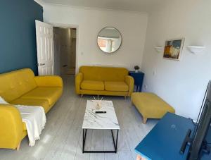 Queen Anne Court with FREE PARKING By Prescott Apartments