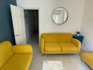 Queen Anne Court with FREE PARKING By Prescott Apartments