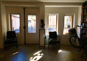 Suite dans maison dartiste