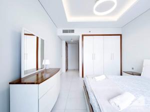 Modern 1B in JVC Bright & Cozy Stay with Balcony