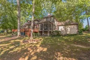 Serene Lakeside Getaway with Games & Relaxation home - Davidson