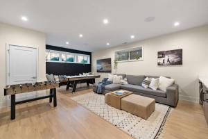 Stunning 5BR Home in Heart of Chicago with 2 Rooftops