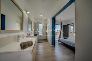 Villa Moderne avec Piscine, Exotisme et Sérénité