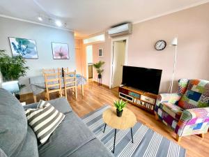 LA MER BLEUE, Boutique Apartament with free parking, full equipped in Fenals Beach