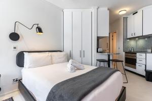 Flamingo 704 - Sea Point Studio Aprt