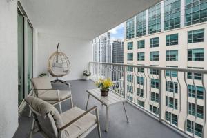 Luxury 36th Floor Suite, 2 Bedrooms & 3 Beds, 1 King, 1 Queen, Balcony w Sea View, Free Parking