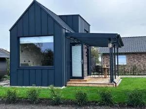 Lykke Huus Tinyhaus am Meer mit Fasssauna - Burhave