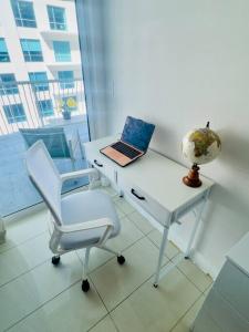 Luxury 36th Floor Suite, 2 Bedrooms & 3 Beds, 1 King, 1 Queen, Balcony w Sea View, Free Parking