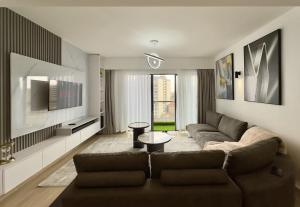 Stylish 1BR Condo with Pool, Gym, Parking & Wi-Fi