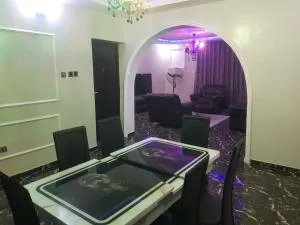 3JD Lavishly Furnished 2 bed apartment - Isagatedo
