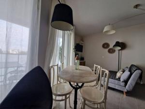 Appartements Ambre Appart-Wifi-Terrasse-Parking-Terrasse-2 couchages : photos des chambres