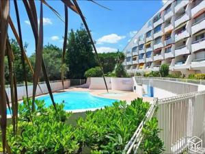 Studio 34m2 avec la terrasse 60m2, aperçu mer, parking, Clim, plage à 150 m,Wi-fi, piscine
