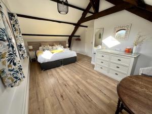 Maisons de vacances Quai du Val is a Charming Pet and Family Friendly Riverside Gite in Lehon close to Dinan Sleeps 7 : photos des chambres