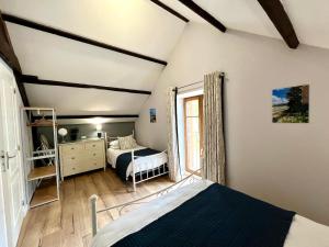 Maisons de vacances Quai du Val is a Charming Pet and Family Friendly Riverside Gite in Lehon close to Dinan Sleeps 7 : photos des chambres