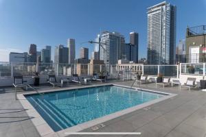 Iconic Heart of DTLA Loft with Rooftop Pool Jacuzzi Gym