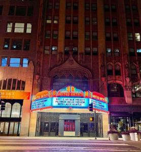 Iconic Heart of DTLA Loft with Rooftop Pool Jacuzzi Gym