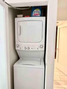 Iconic Heart of DTLA Loft with Rooftop Pool Jacuzzi Gym