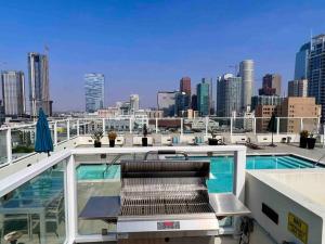 Iconic Heart of DTLA Loft with Rooftop Pool Jacuzzi Gym