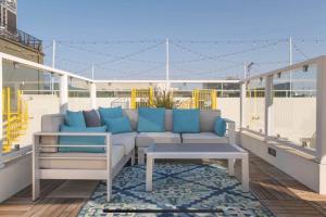 Iconic Heart of DTLA Loft with Rooftop Pool Jacuzzi Gym