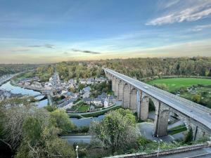 Maisons de vacances Quai du Val is a Charming Pet and Family Friendly Riverside Gite in Lehon close to Dinan Sleeps 7 : photos des chambres