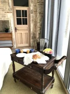 The Purple Courtyard - 蒙塔尼莱丝比欧尼