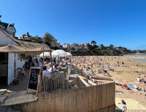 Maisons de vacances Quai du Val is a Charming Pet and Family Friendly Riverside Gite in Lehon close to Dinan Sleeps 7 : photos des chambres