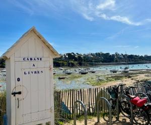 Maisons de vacances Quai du Val is a Charming Pet and Family Friendly Riverside Gite in Lehon close to Dinan Sleeps 7 : photos des chambres