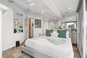 Stunning Oceanfront Boardwalk Condo - Spa, Steps2Beach, Parking & Fast Wifi!