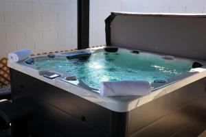 Spacious 5 BR Home with Games and Spa