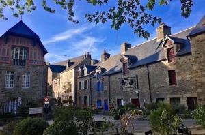 Maisons de vacances Quai du Val is a Charming Pet and Family Friendly Riverside Gite in Lehon close to Dinan Sleeps 7 : photos des chambres