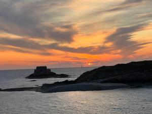 Maisons de vacances Quai du Val is a Charming Pet and Family Friendly Riverside Gite in Lehon close to Dinan Sleeps 7 : photos des chambres