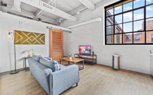 305-Rustic Chic Luxe Hideaway Cafe Wi-Fi Parking - 4-star hotels in Cleveland