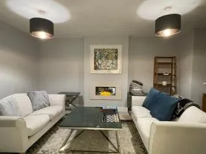 Surbiton House for 6, Near Station & Free Parking - Long Ditton