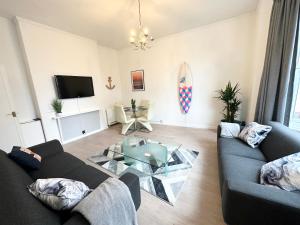 The City Surfer Apartment - By Coastline Retreats - Parking included - Sleeps 5 - City Centre