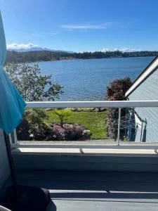 Aloha Cottage, Nanoose Bay - 2 Bdrm Oceanfront Unit with Private Deck - Qualicum Beach