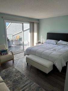Aloha Cottage, Nanoose Bay - 2 Bdrm Oceanfront Unit with Private Deck