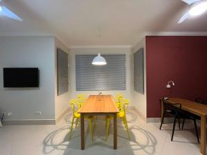 2 Dorms com ar split nos quartos, piscina, Wi-fi e 5min a pé da Praia do Itaguá