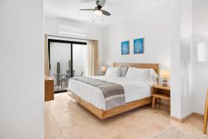Pineda Suite #102 two blocks from the Malecon