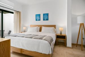 Pineda Suite #102 two blocks from the Malecon