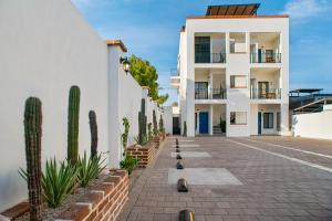 Pineda Suite #102 two blocks from the Malecon